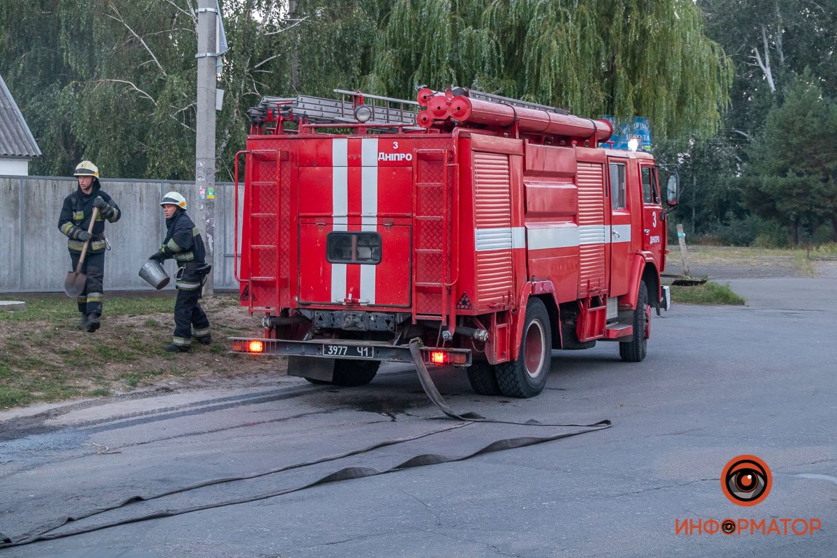 Спасатели смыли разлившуюся жидкость Спасатели смыли разлившуюся жидкость