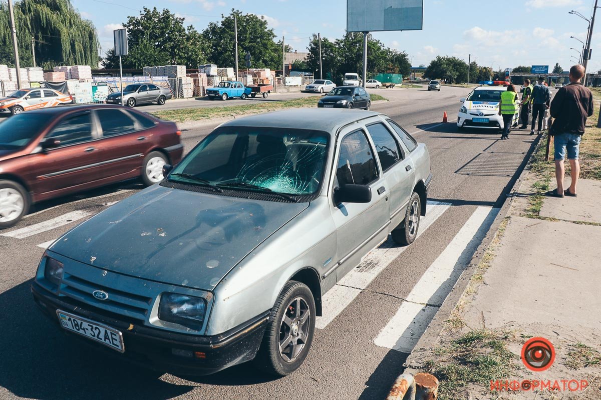 В Днепре на Донецком шоссе Ford сбил мужчину 4