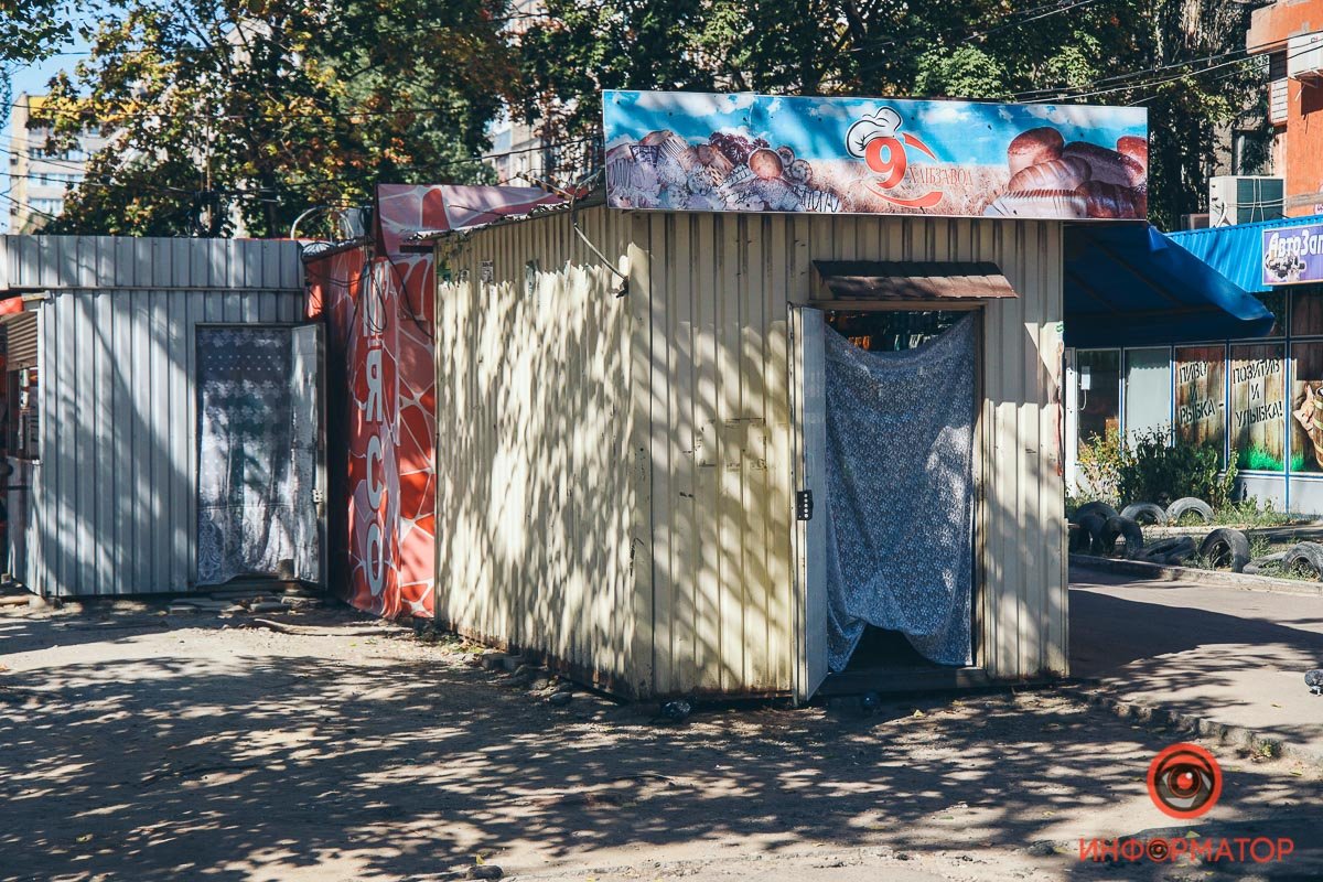 Предварительно, водитель выезжал задом с тротуара на дорогу и не заметил женщину, что вышла из ларька