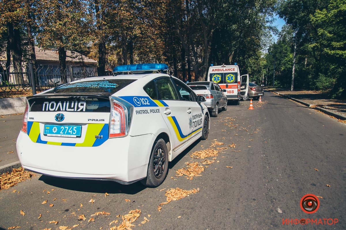 В Днепре на Щербаня столкнулись Renault и скорая 1
