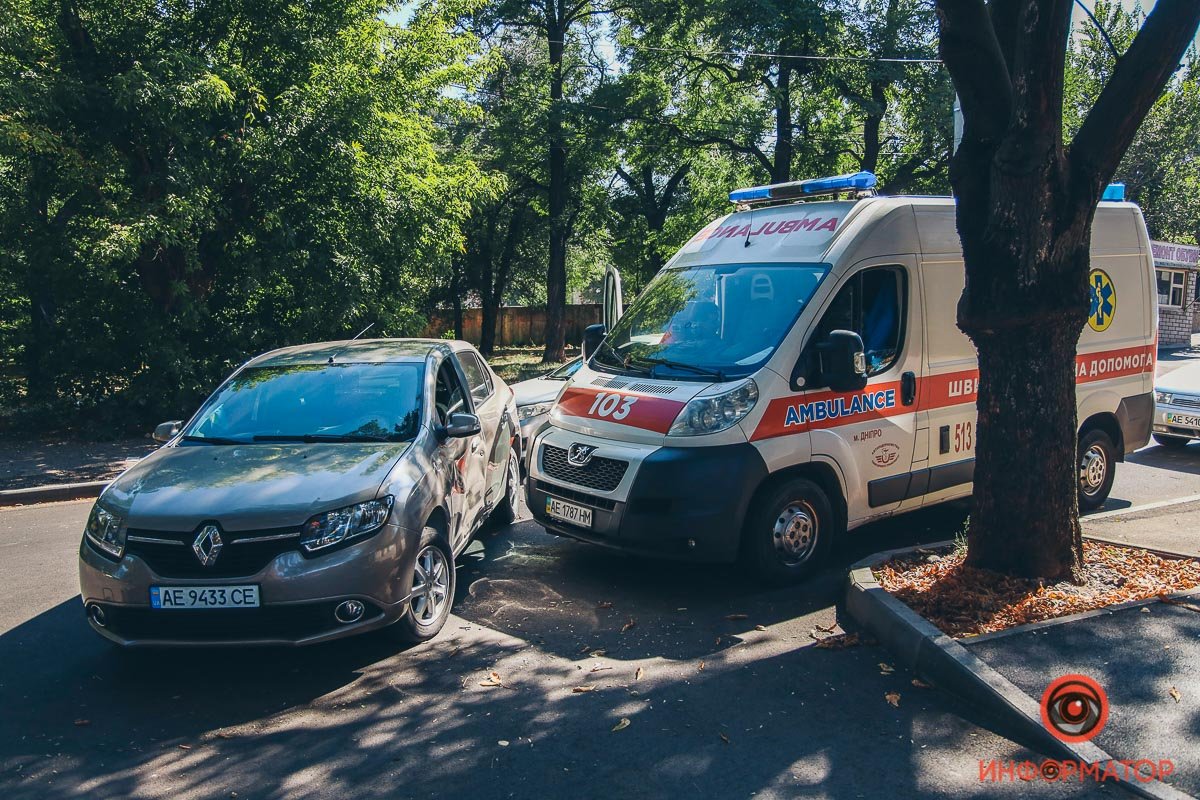 В Днепре на Щербаня столкнулись Renault и скорая 2
