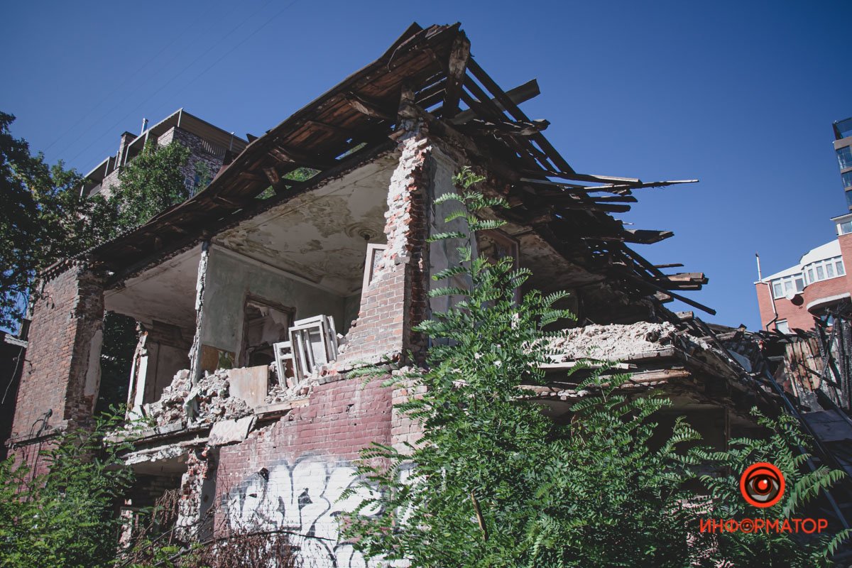 Дом давно разрушался