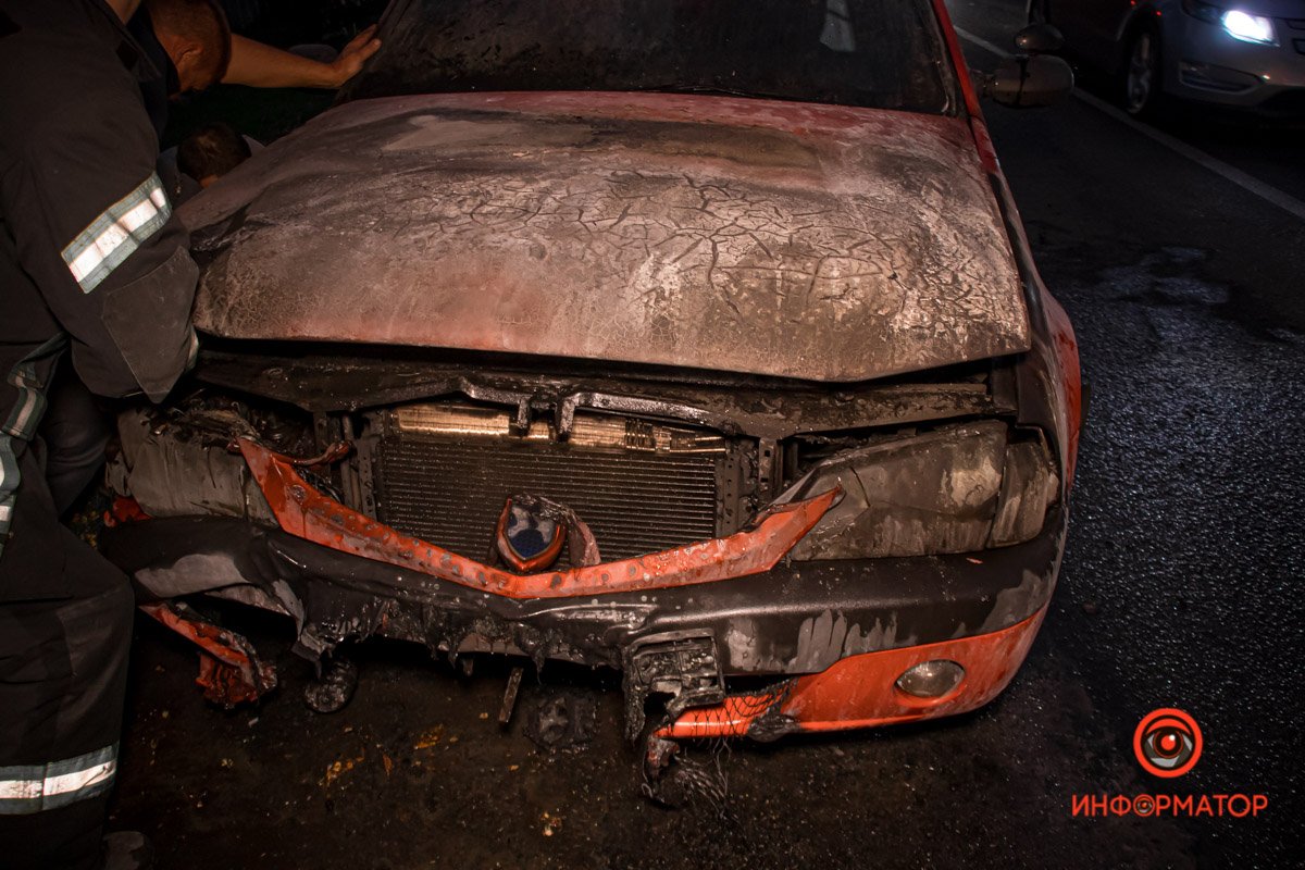 Автомобиль стоял на светофоре Автомобиль стоял на светофоре