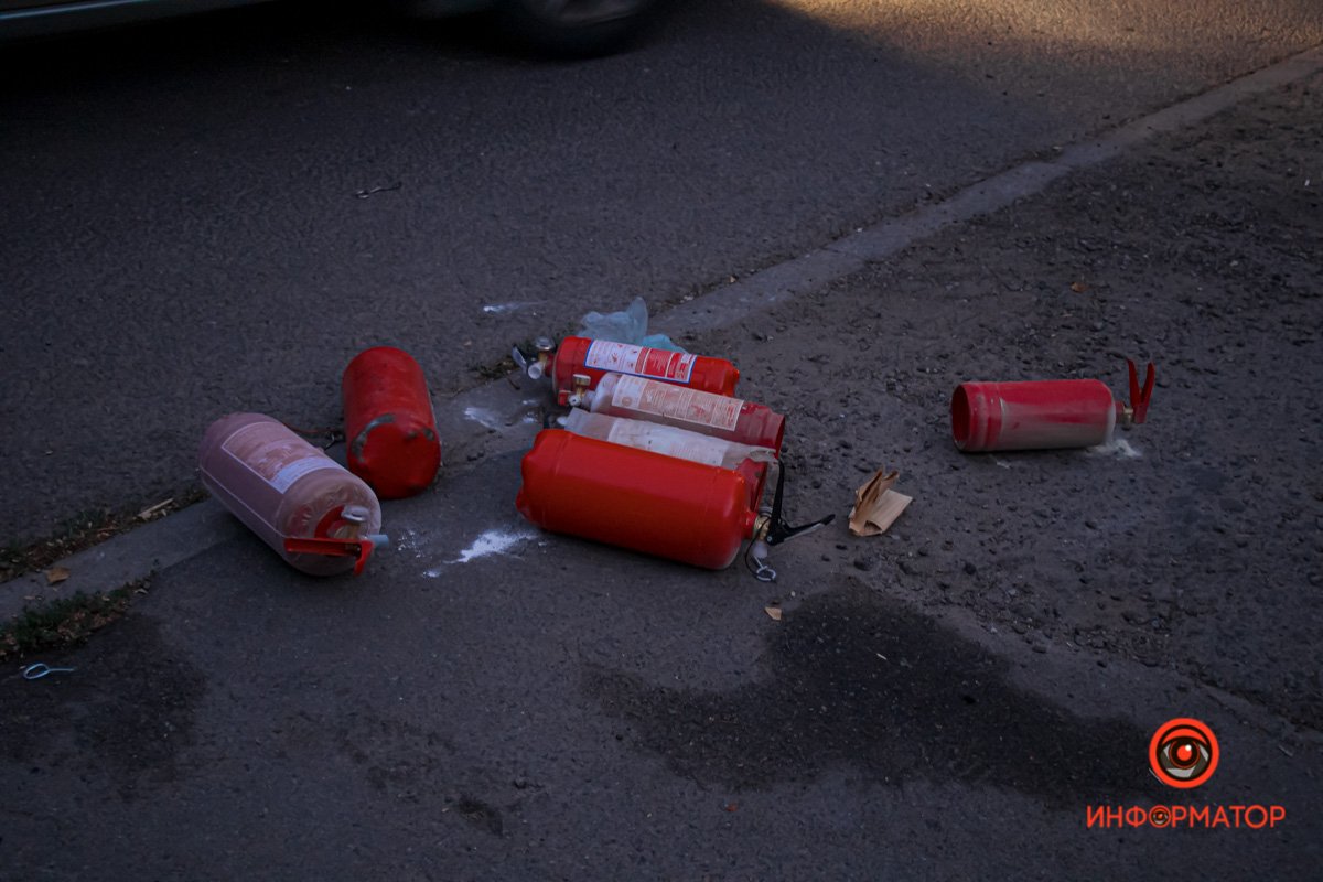 Сначала пытались помочь водители Сначала пытались помочь водители