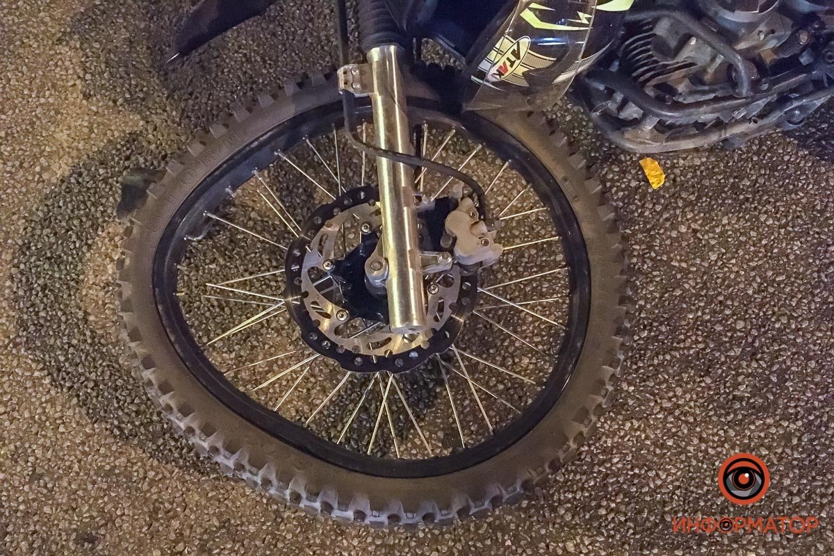 Мотоциклист въехал в заднюю часть авто Мотоциклист въехал в заднюю часть авто