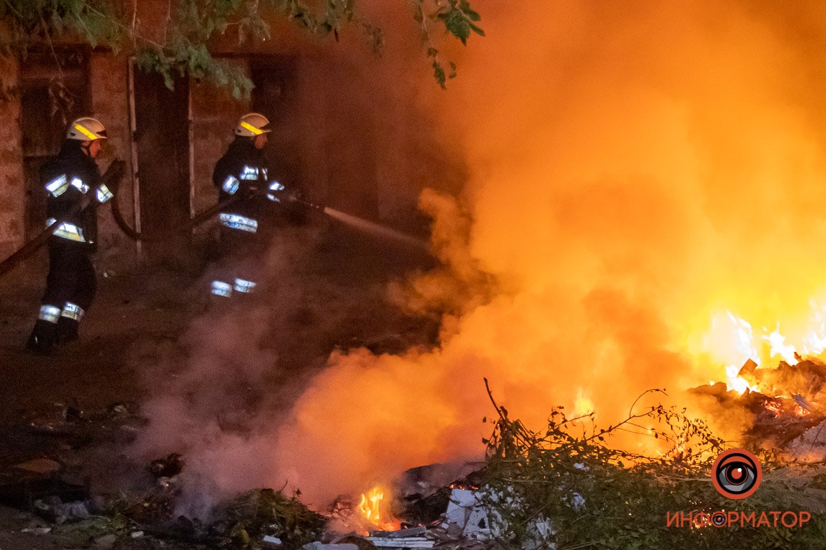 В Днепре на Артековской горела куча мусора возле гаражей 1