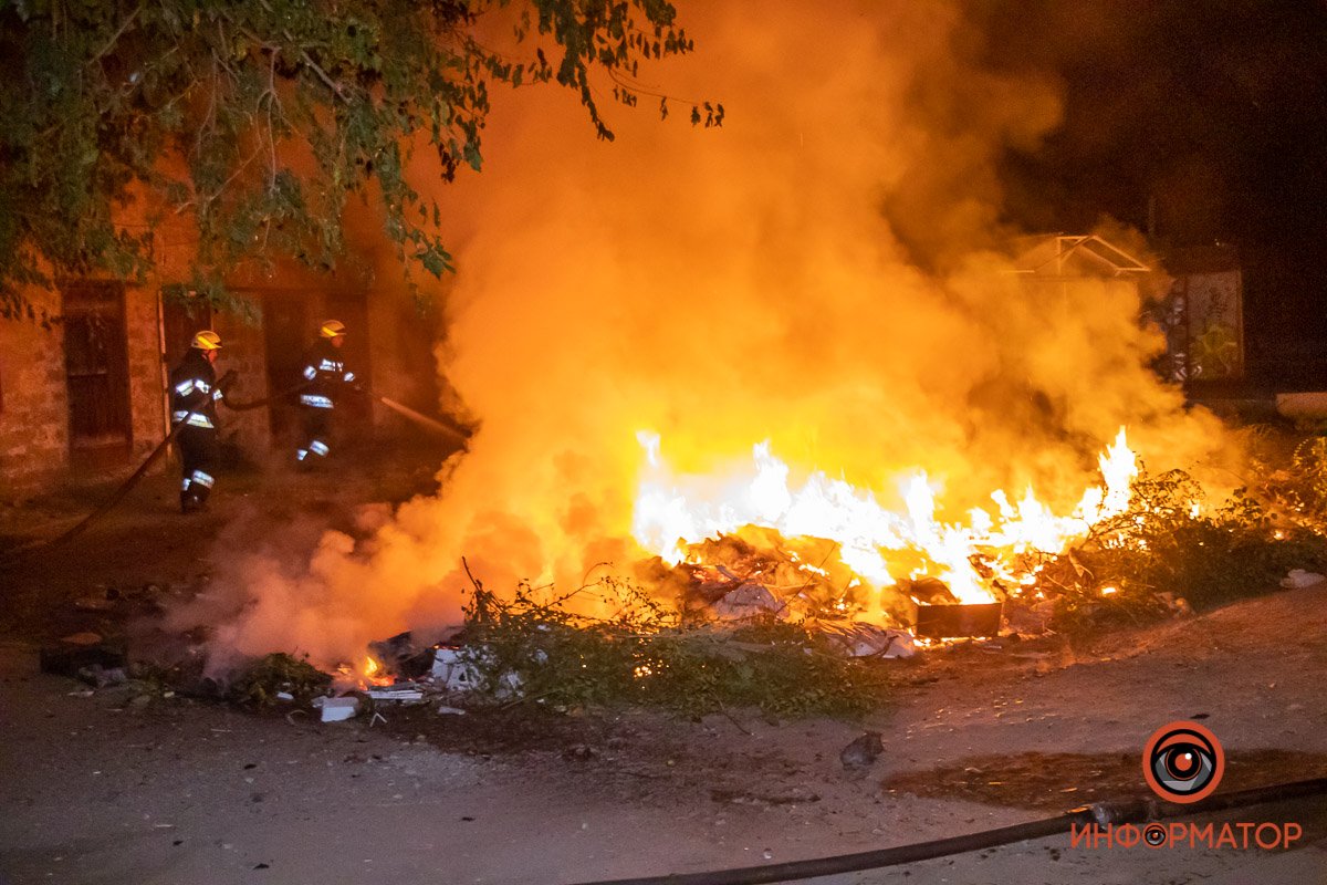 В Днепре на Артековской горела куча мусора возле гаражей 2