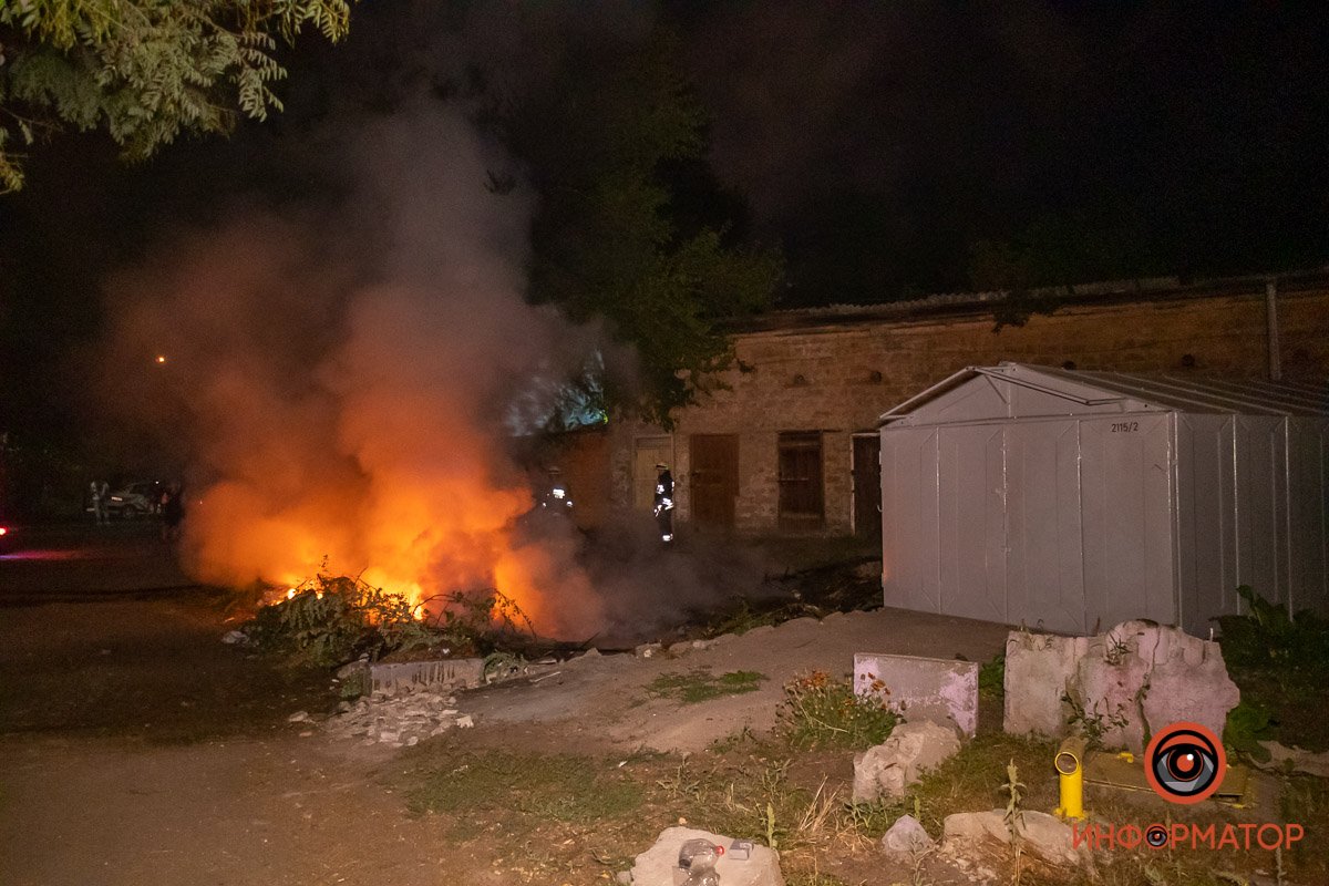 В Днепре на Артековской горела куча мусора возле гаражей 3