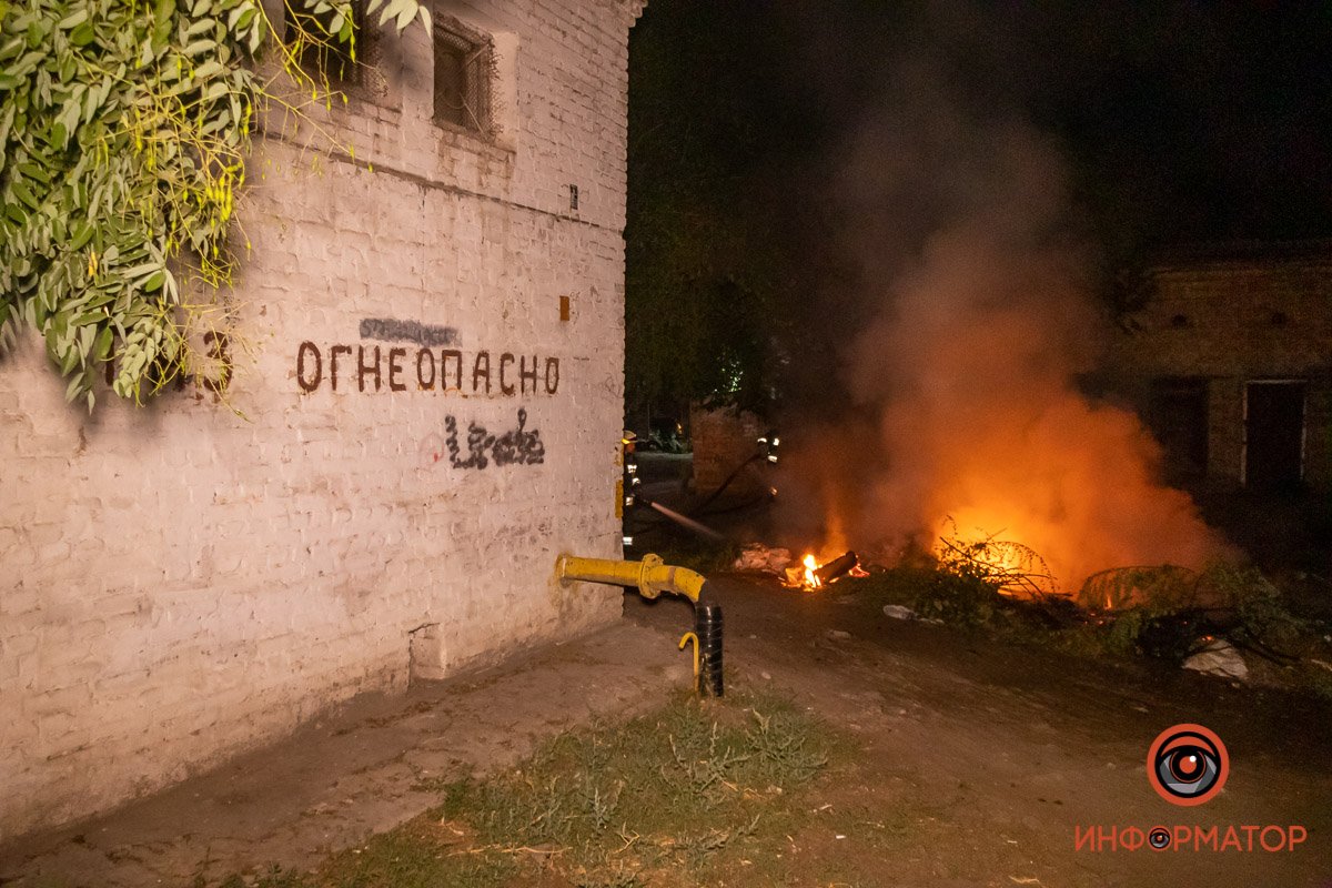 В Днепре на Артековской горела куча мусора возле гаражей 4