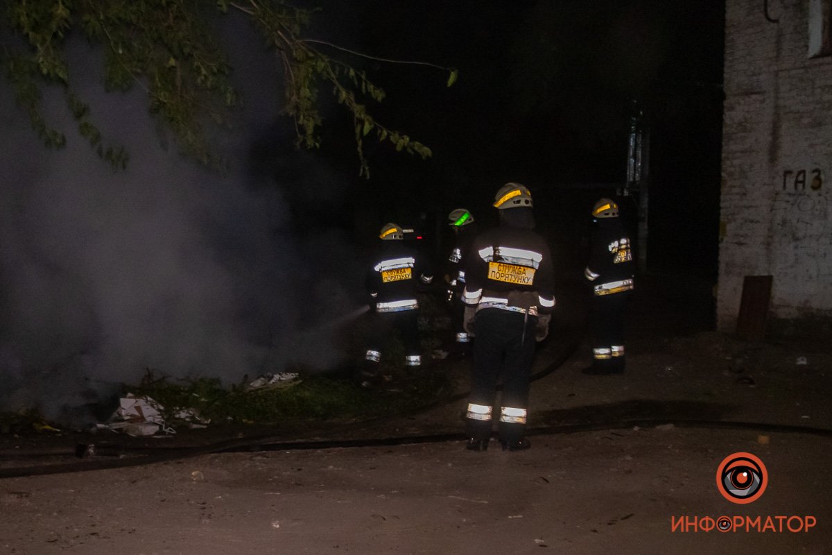 В Днепре на Артековской горела куча мусора возле гаражей 5