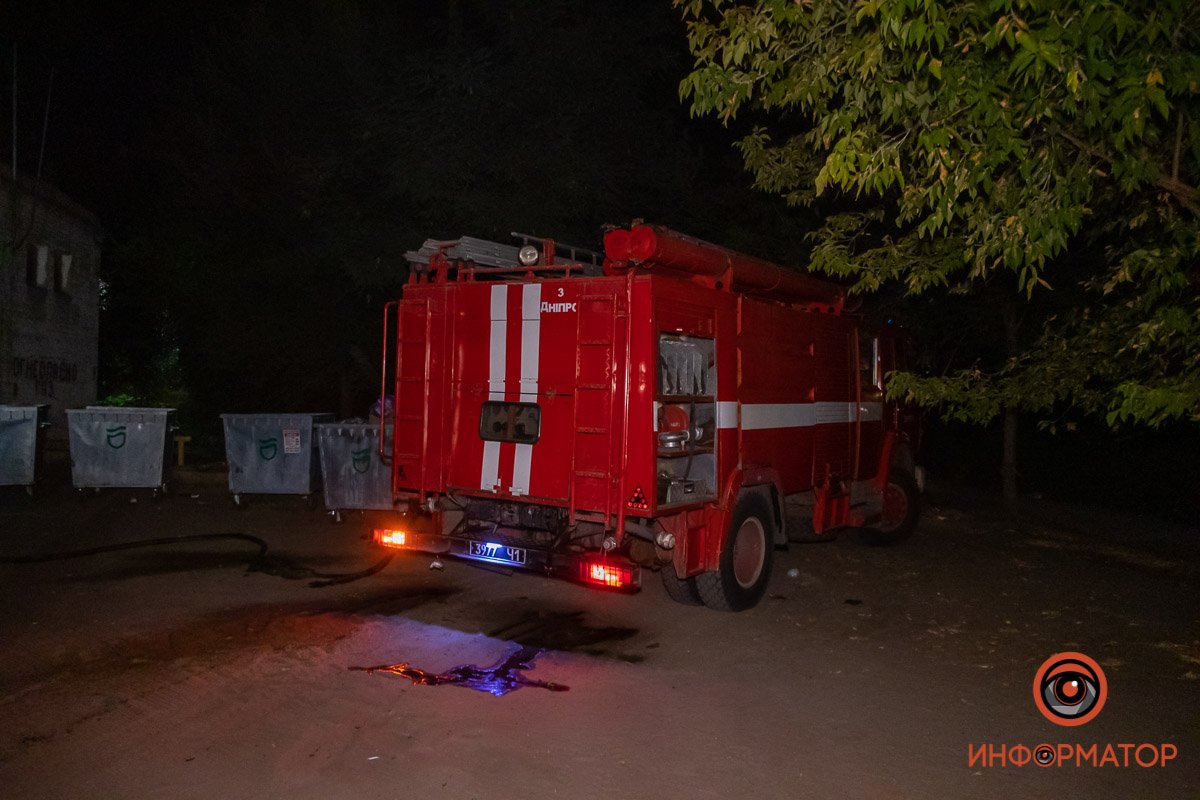 В Днепре на Артековской горела куча мусора возле гаражей 6