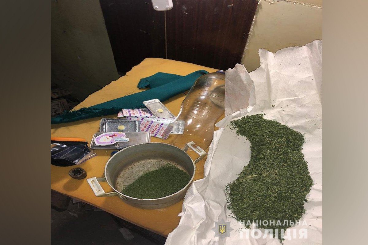 Кроме всего прочего, во время обысков правоохранители изъяли канабис Кроме всего прочего, во время обысков правоохранители изъяли канабис