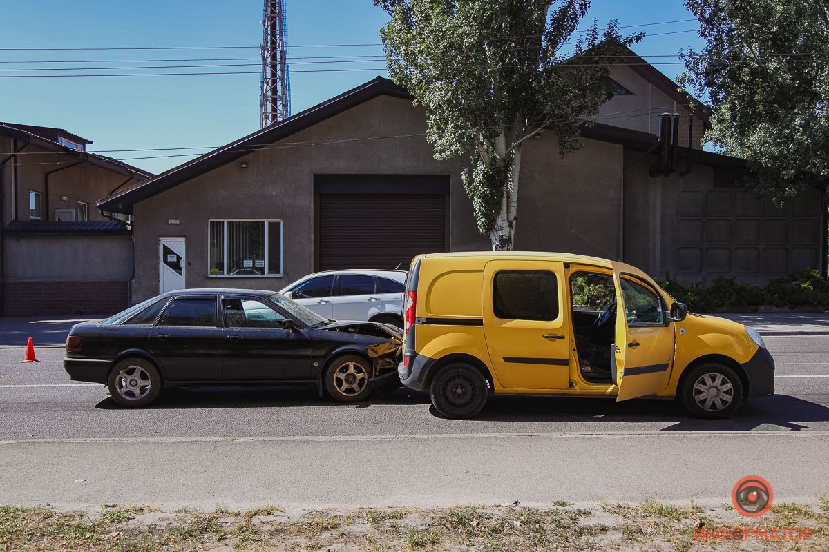 Предварительно, перед Renault затормозил другой автомобиль Предварительно, перед Renault затормозил другой автомобиль
