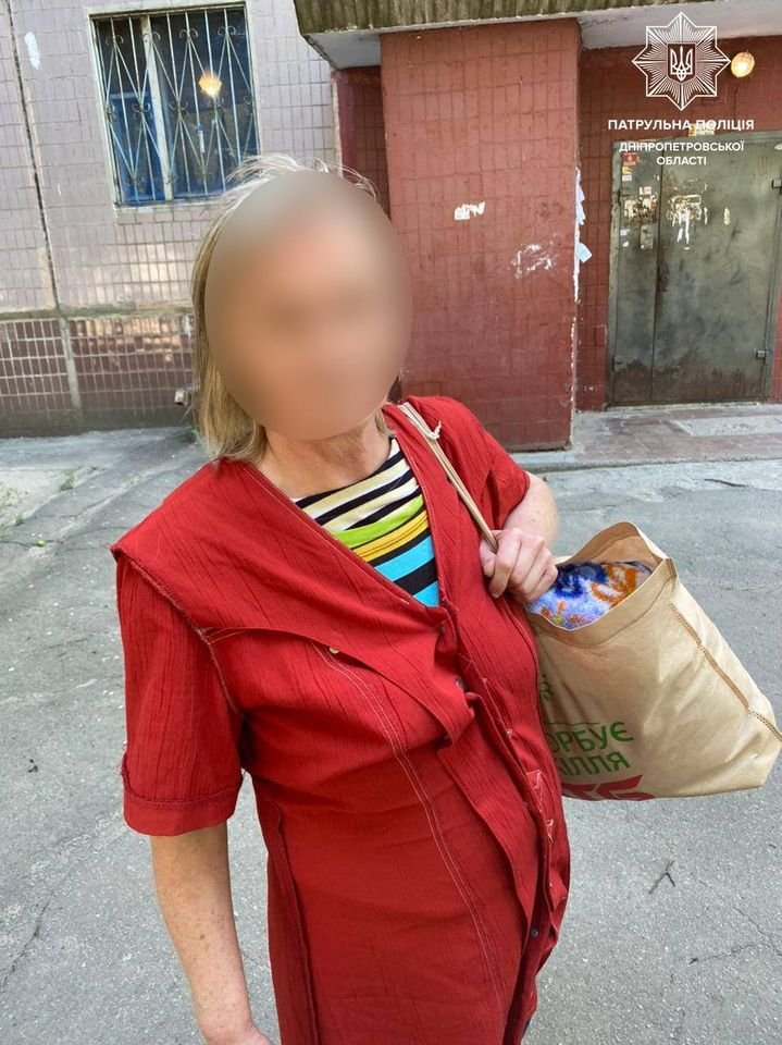 Патрульные привезли женщину домой и передали в надежные руки любящей дочери Патрульные привезли женщину домой и передали в надежные руки любящей дочери