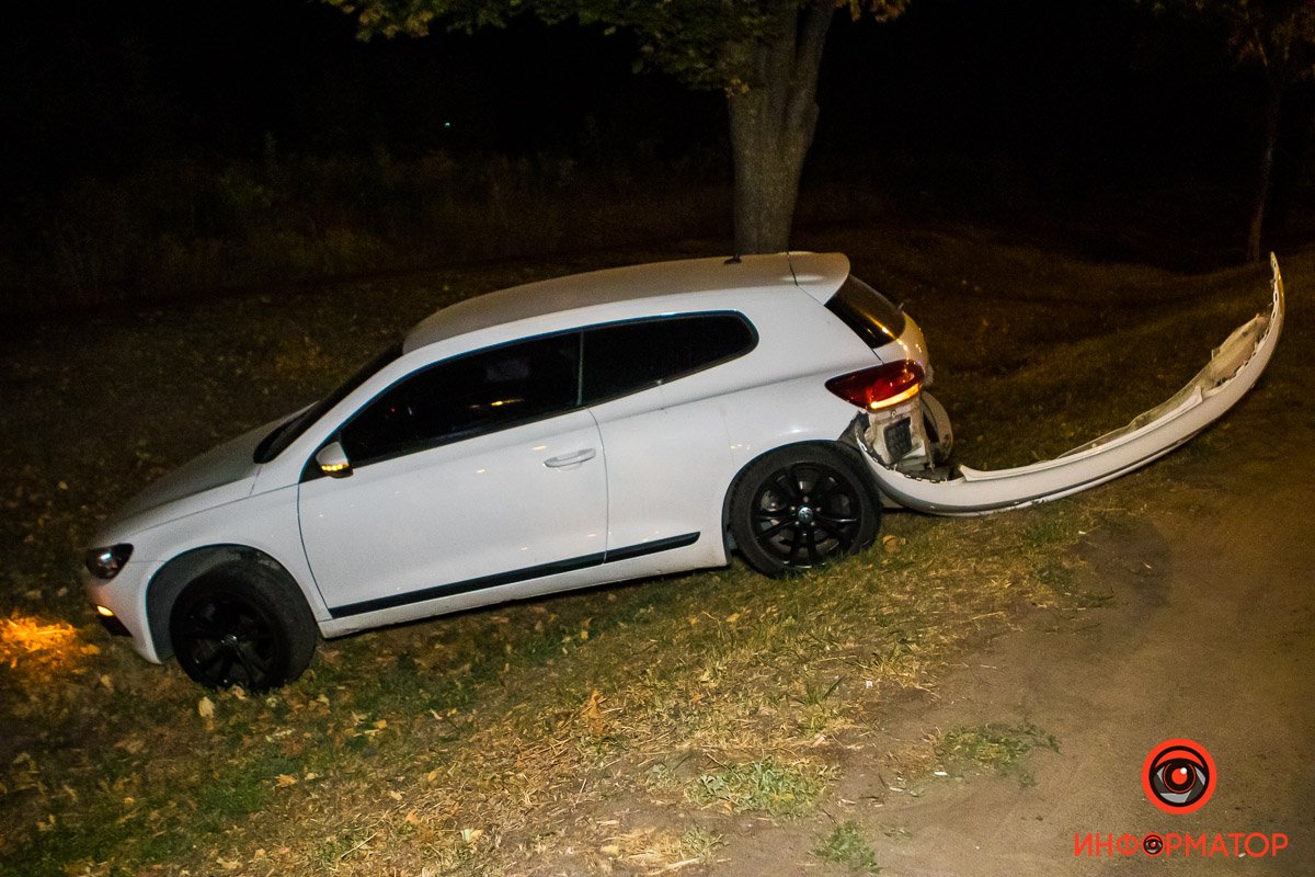 После удара Volkswagen вылетел в кювет