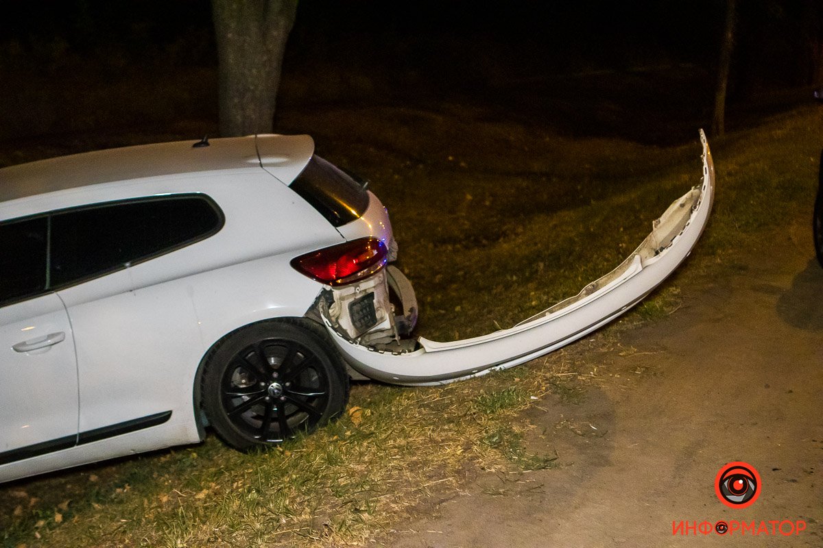 У автомобиля вырвало заднее правое колесо