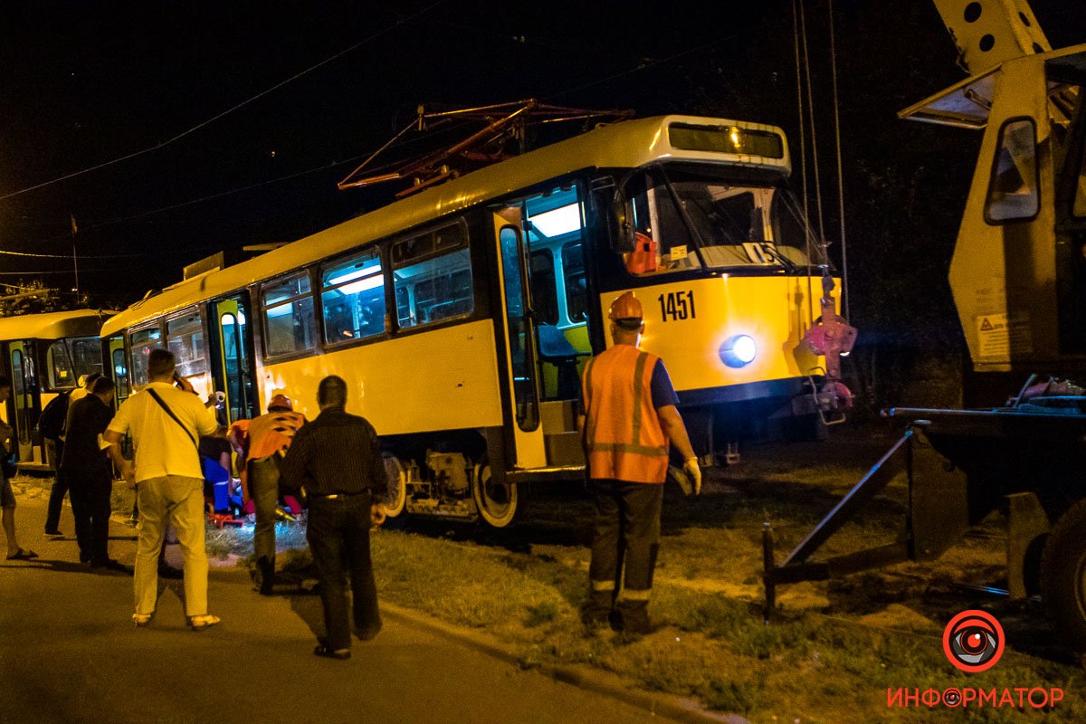 Мужчина упал прямо под колеса вагона электротранспорта Мужчина упал прямо под колеса вагона электротранспорта