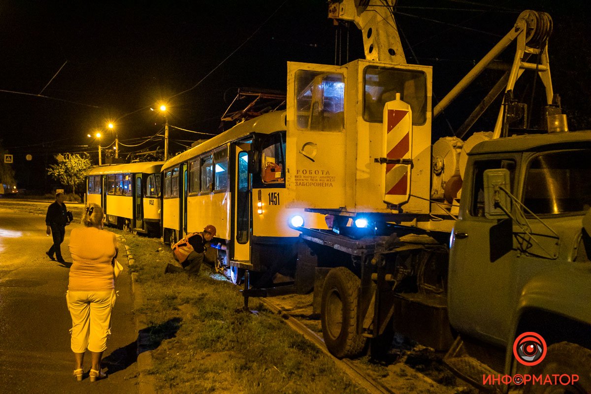 Вагон приподняли, пострадавшего достали и передали медикам Вагон приподняли, пострадавшего достали и передали медикам