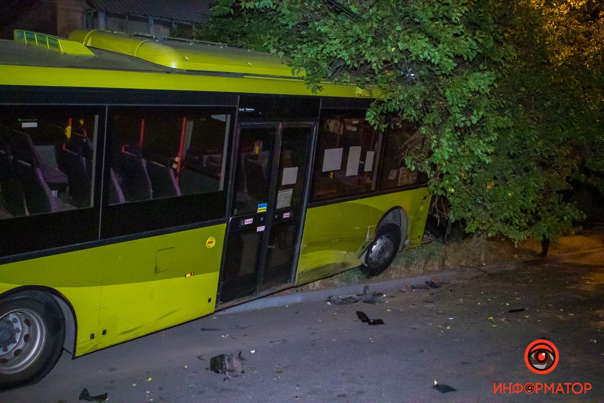 Volvo маршрута №146 двигался по главной дороге - по Караваева Volvo маршрута №146 двигался по главной дороге - по Караваева