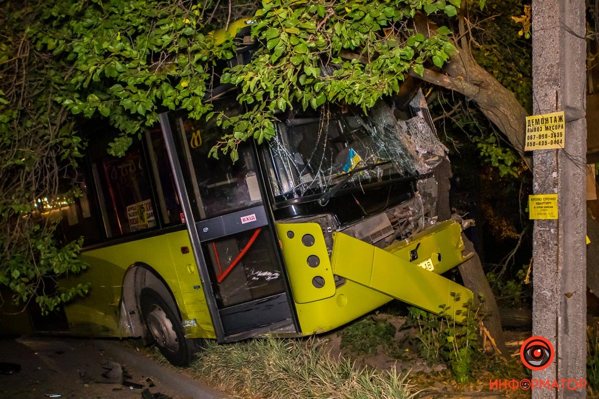 От удара Volvo вылетел на тротуар и врезался в дерево От удара Volvo вылетел на тротуар и врезался в дерево