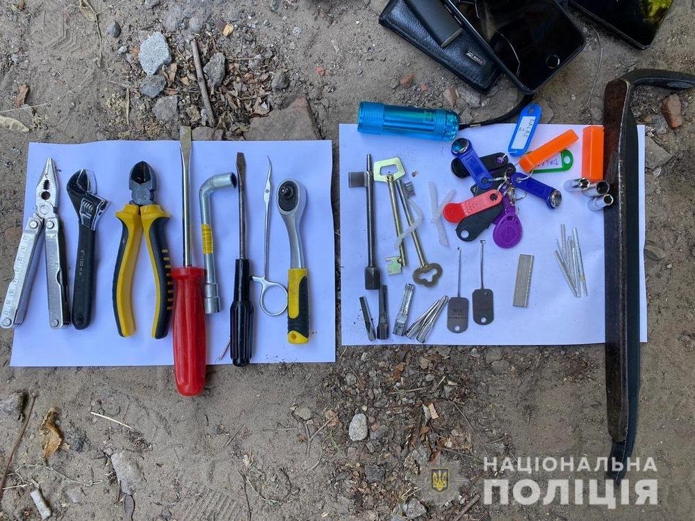 На счету злоумышленников - больше пяти квартирных краж на территории города
