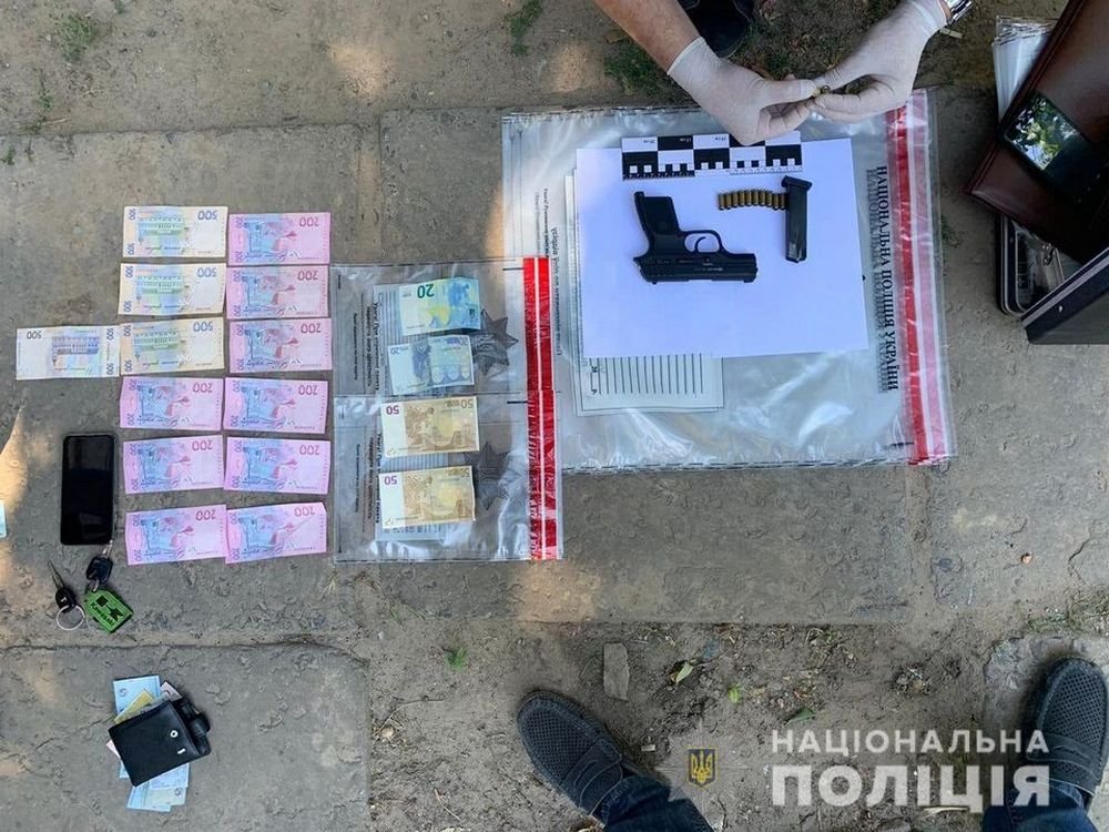 Во время обысков дома у задержанных полицейские изъяли пистолеты с патронами, мобильные телефоны и другие вещи