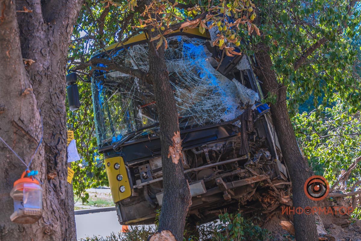 Если начать тянуть его сейчас - автобус завалится на бок