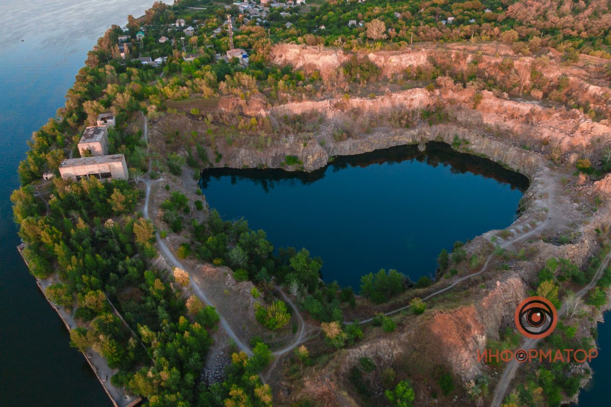Вокруг слишком тихо. Кажется, что тишина не выдержит и вот-вот рассмеется Вокруг слишком тихо. Кажется, что тишина не выдержит и вот-вот рассмеется
