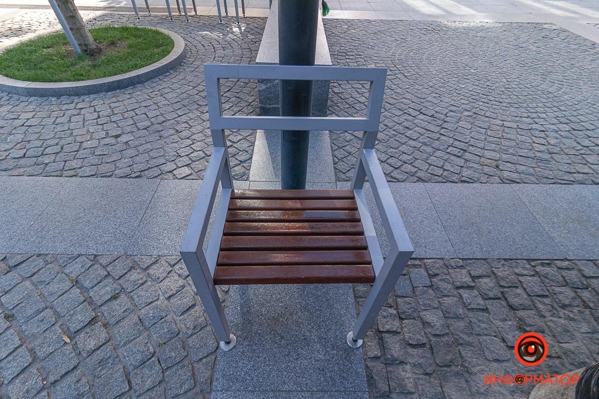 Уличная мебель простоит до зимы