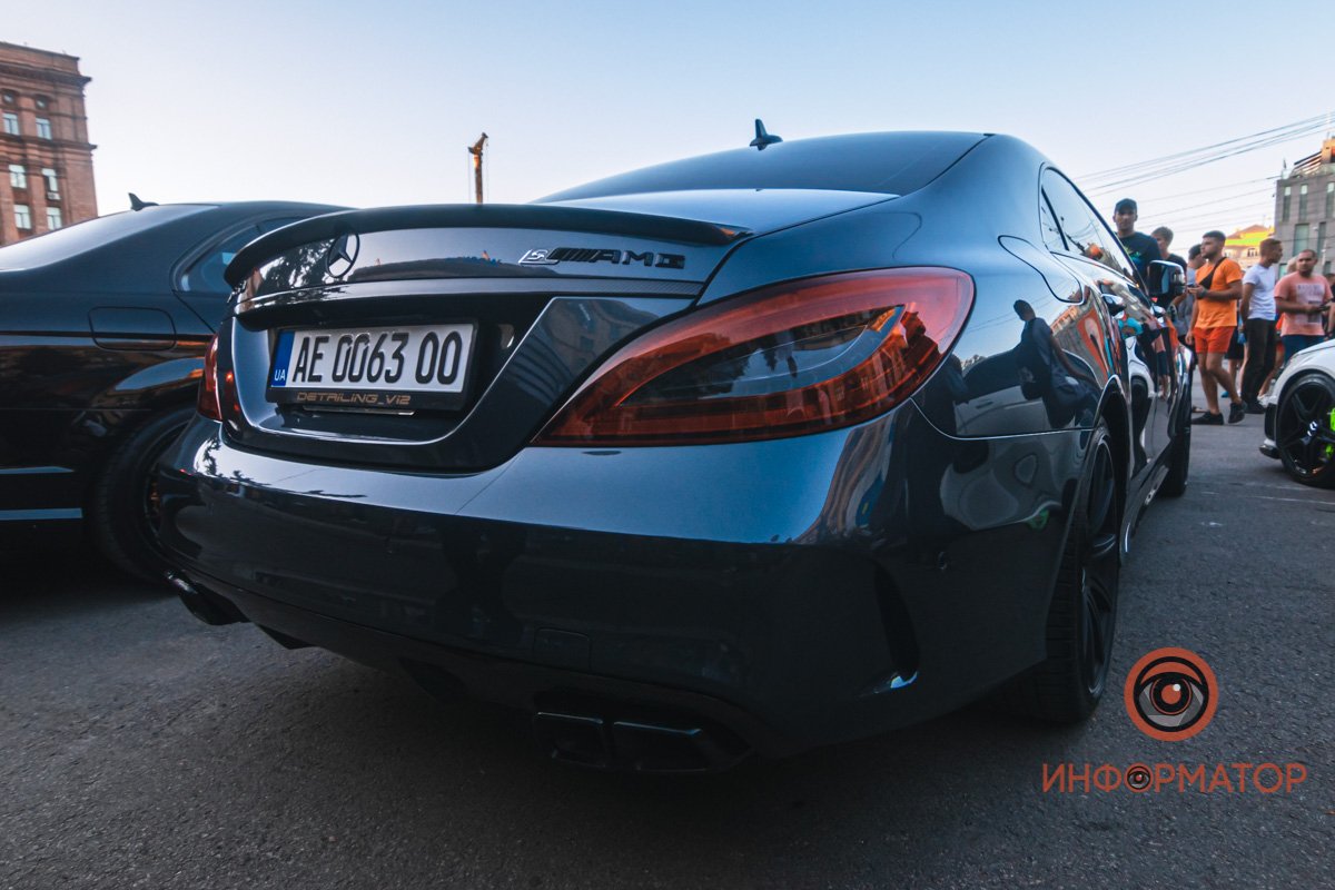 — Глаз от машин оторвать не можешь? — Просто любуюсь формами — Глаз от машин оторвать не можешь? — Просто любуюсь формами