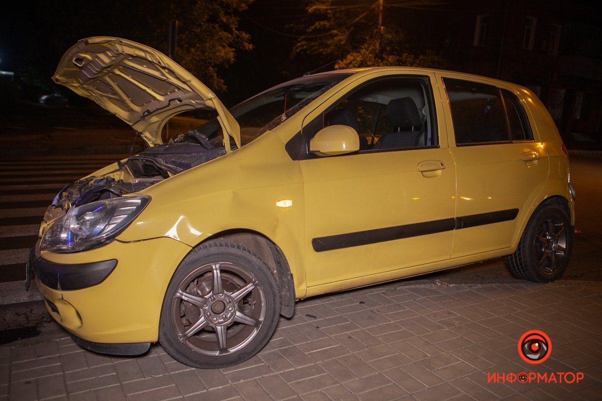 Стоит  у обочины ниже перекрестка