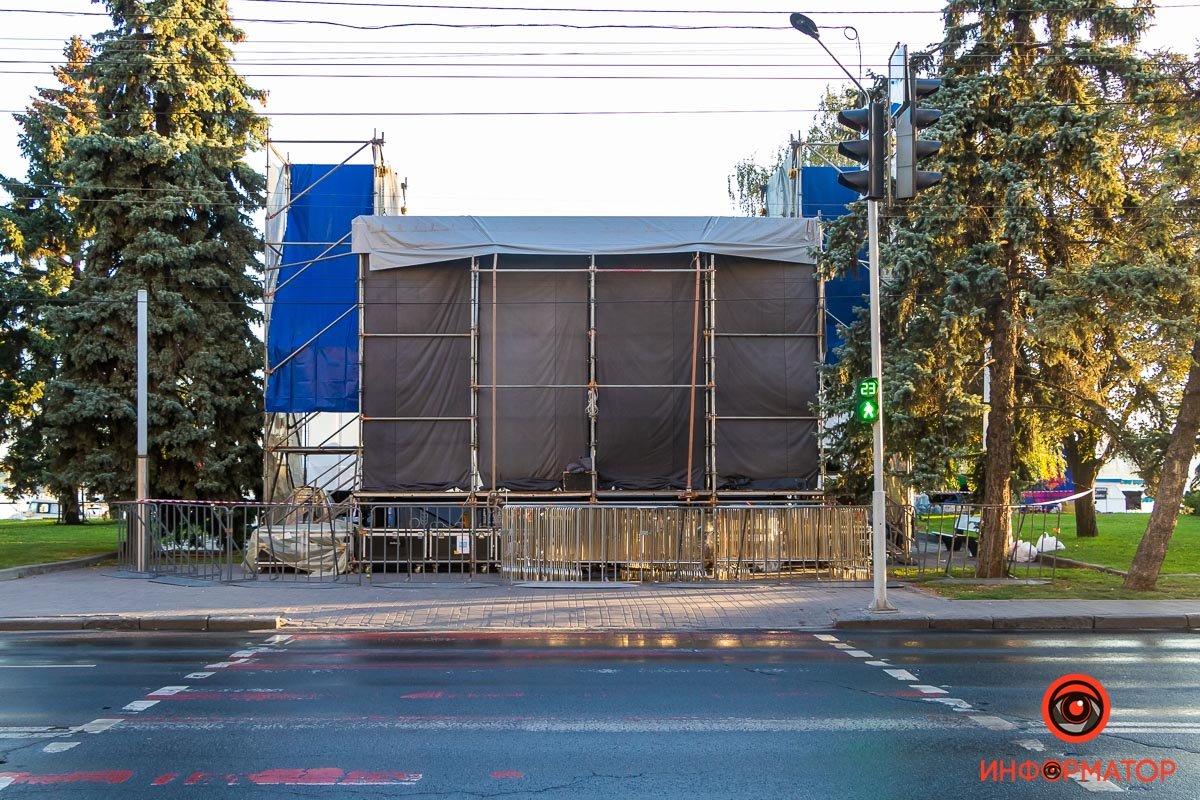 Странное расположение сцены, прямо за переходом Странное расположение сцены, прямо за переходом