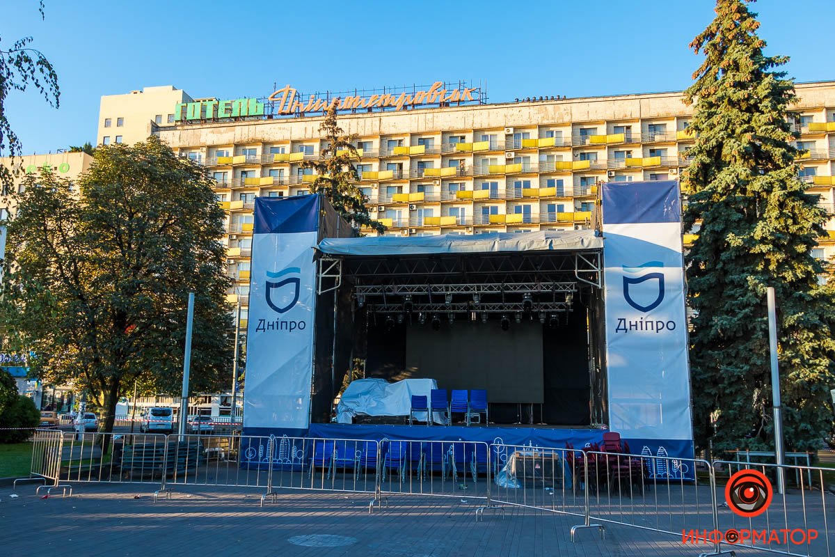 Здесь будут бить тарелки на счастье Здесь будут бить тарелки на счастье