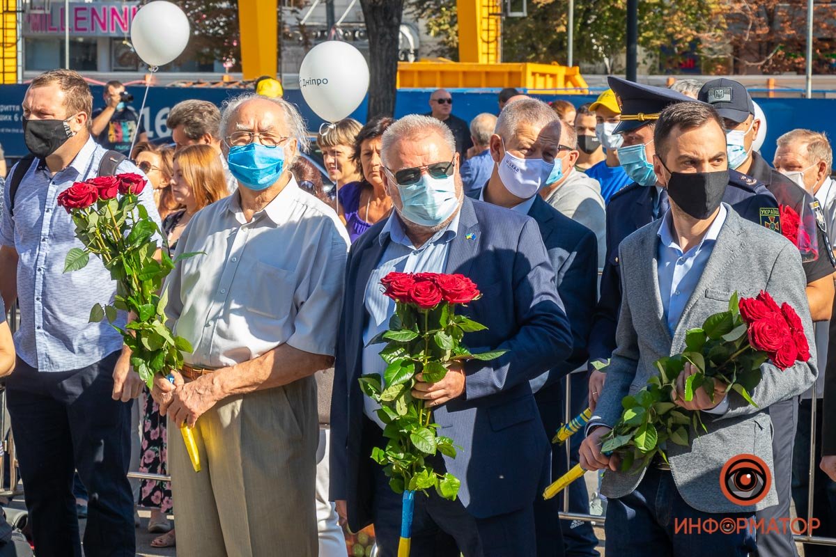 К памятнику возложили цветы К памятнику возложили цветы