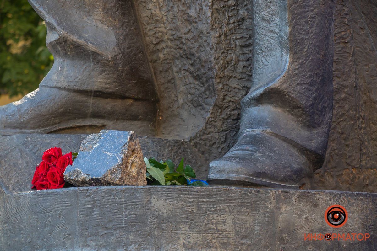 Камень также возложили Камень также возложили