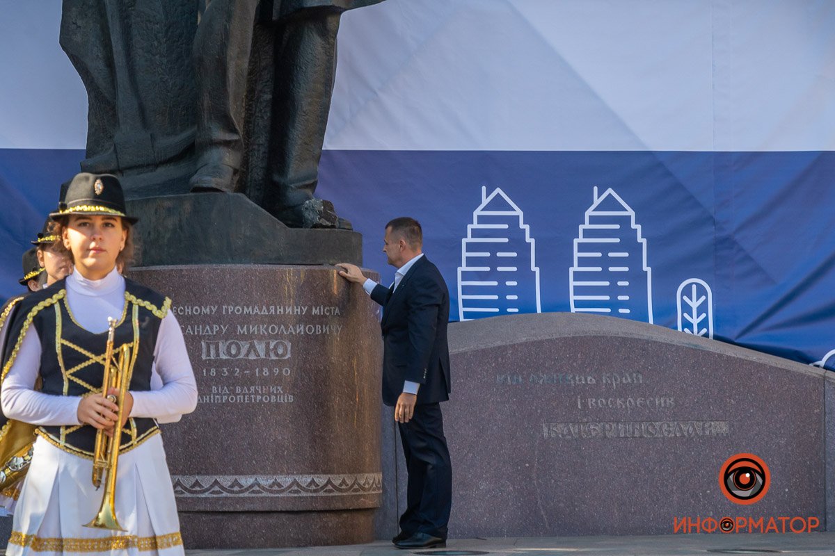 Камень с креста теперь у памятника Камень с креста теперь у памятника