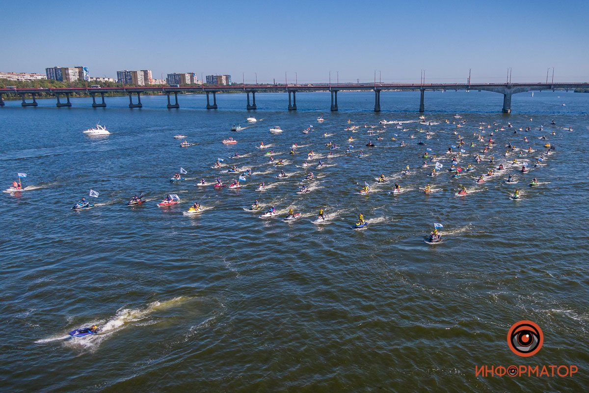 В Днепре прошел масштабный парад гидроциклов, который могут занести в Книгу рекордов Гиннесса 10