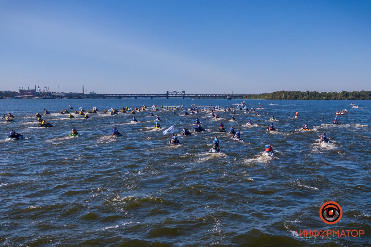 В Днепре прошел масштабный парад гидроциклов, который могут занести в Книгу рекордов Гиннесса 12