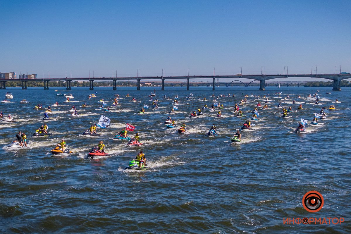 В Днепре прошел масштабный парад гидроциклов, который могут занести в Книгу рекордов Гиннесса 15