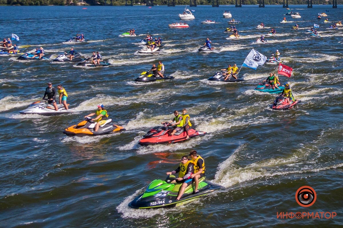 В Днепре прошел масштабный парад гидроциклов, который могут занести в Книгу рекордов Гиннесса 16