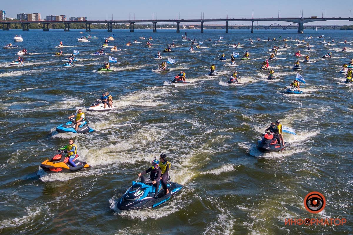 В Днепре прошел масштабный парад гидроциклов, который могут занести в Книгу рекордов Гиннесса 17