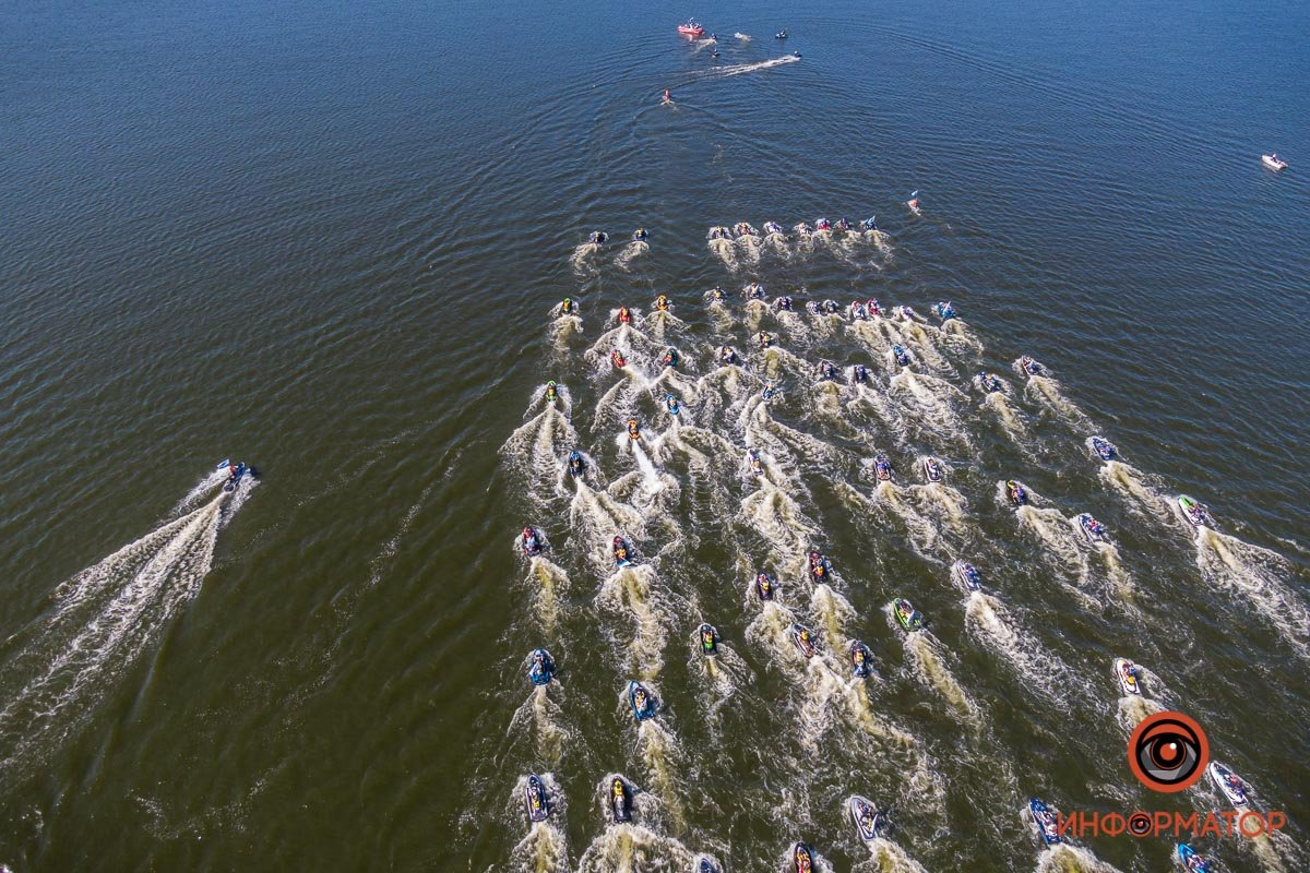 В Днепре прошел масштабный парад гидроциклов, который могут занести в Книгу рекордов Гиннесса 18