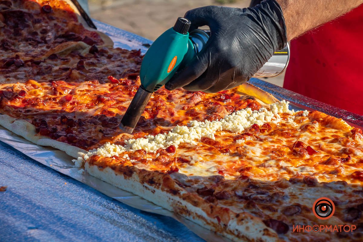 Над пиццей трудились 12 человек Над пиццей трудились 12 человек