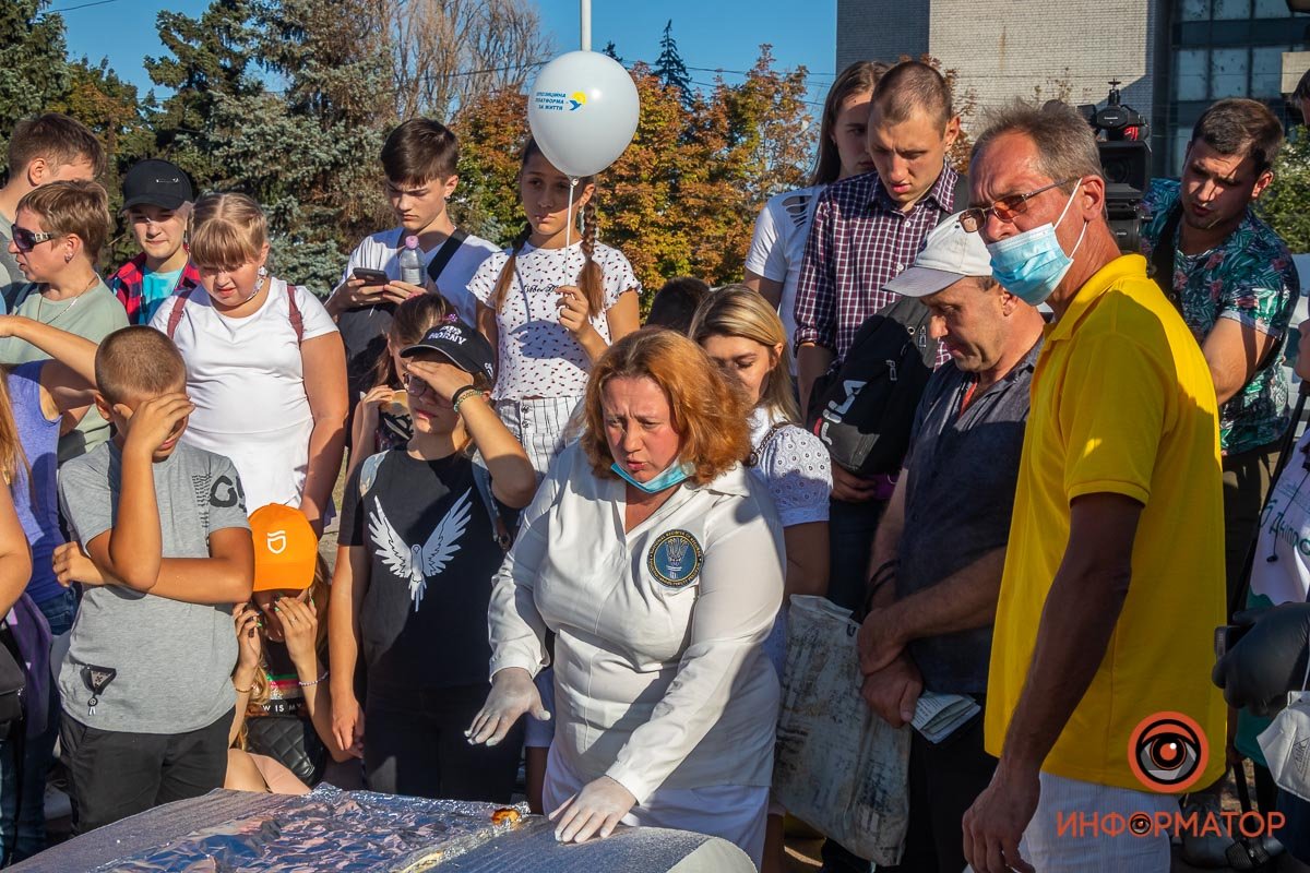 В начинку положили бекон, колбаски и сыр В начинку положили бекон, колбаски и сыр