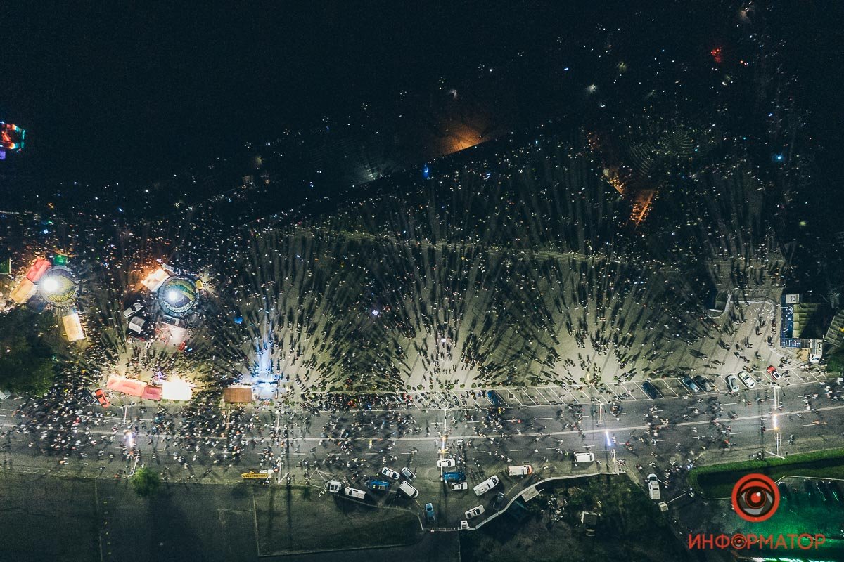 Тысячи людей собрались на Фестивальном причале Тысячи людей собрались на Фестивальном причале