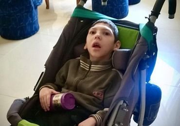 Мальчик страдает ДЦП Мальчик страдает ДЦП