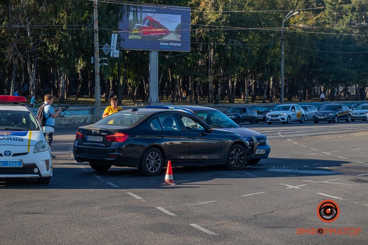 В Днепре на проспекте Богдана Хмельницкого столкнулись BMW и ВАЗ 7
