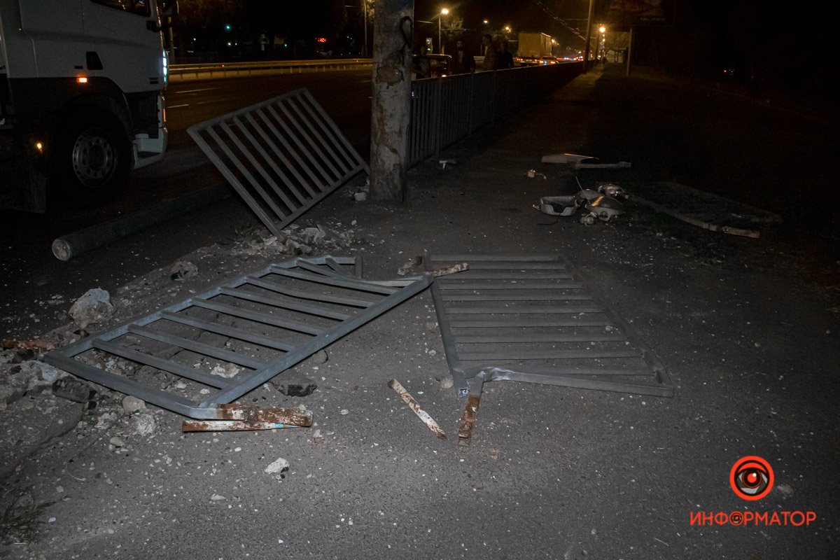 Несколько секций забора получили повреждения Несколько секций забора получили повреждения