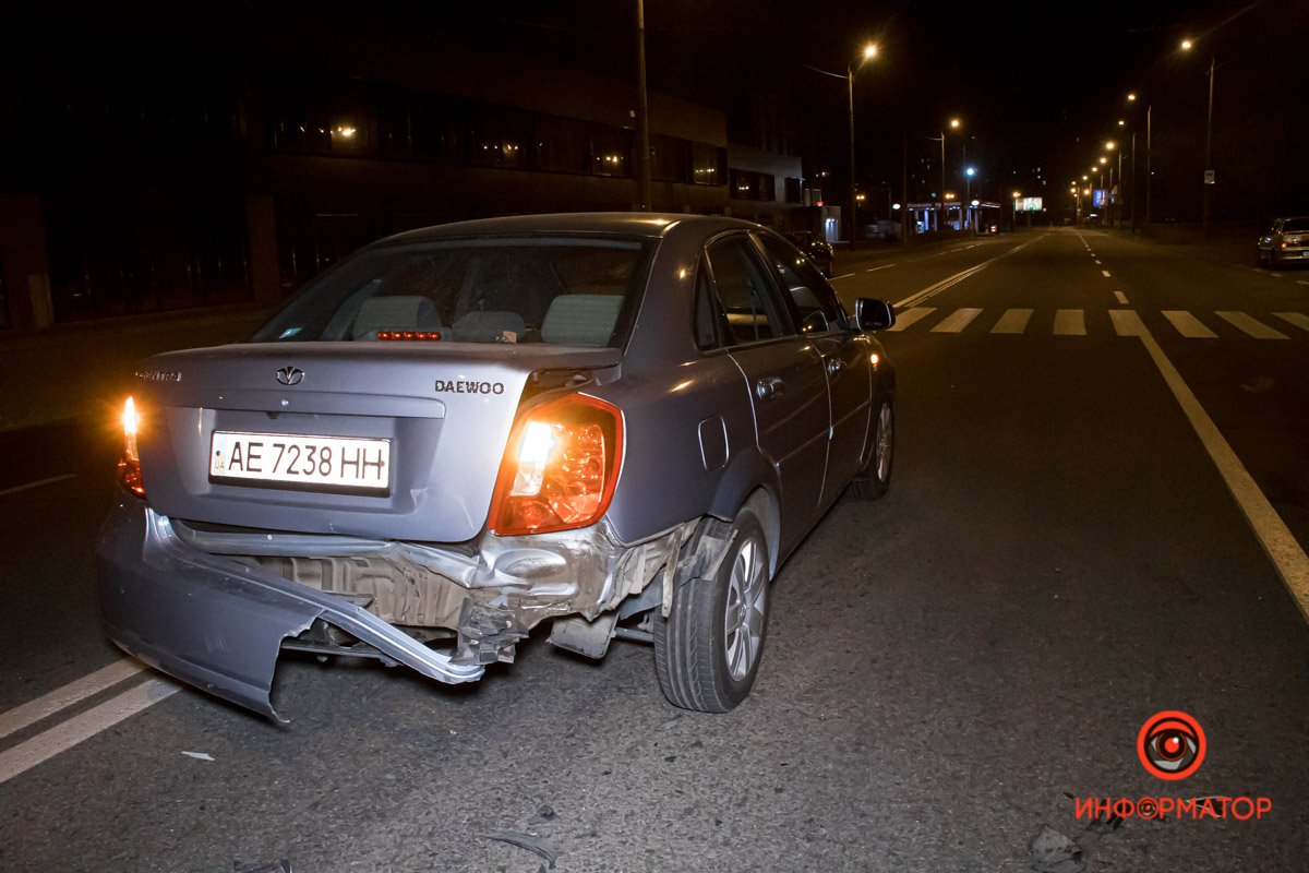 Daewoo остановилась, чтобы пропустить людей Daewoo остановилась, чтобы пропустить людей