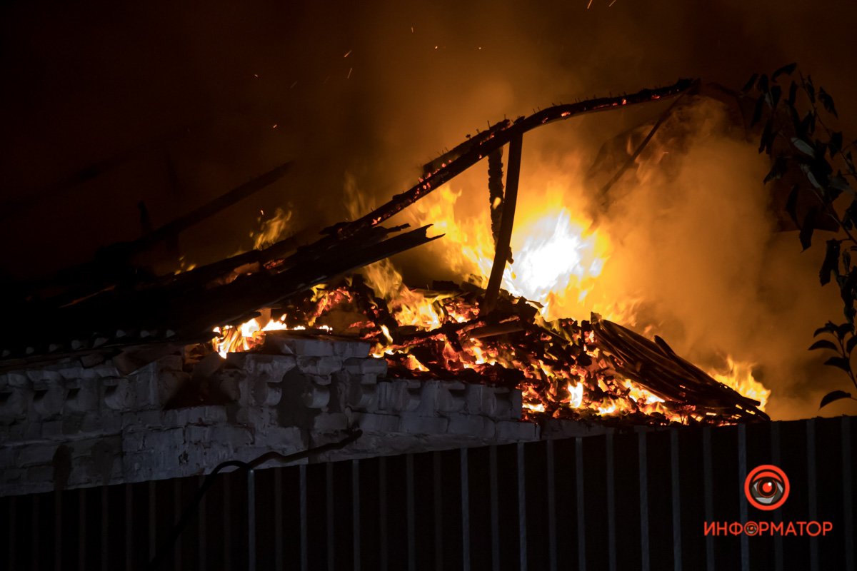 Крыша была полностью охвачена огнем Крыша была полностью охвачена огнем